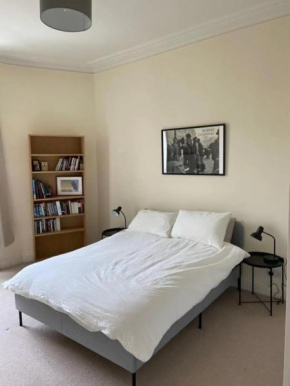 Modern 2 Bedroom Apartment in Edinburgh
